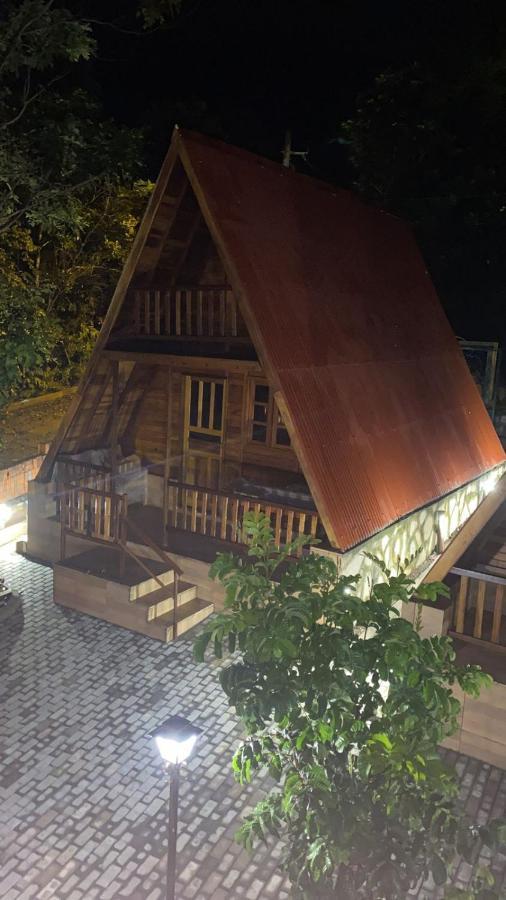 Lodge De *