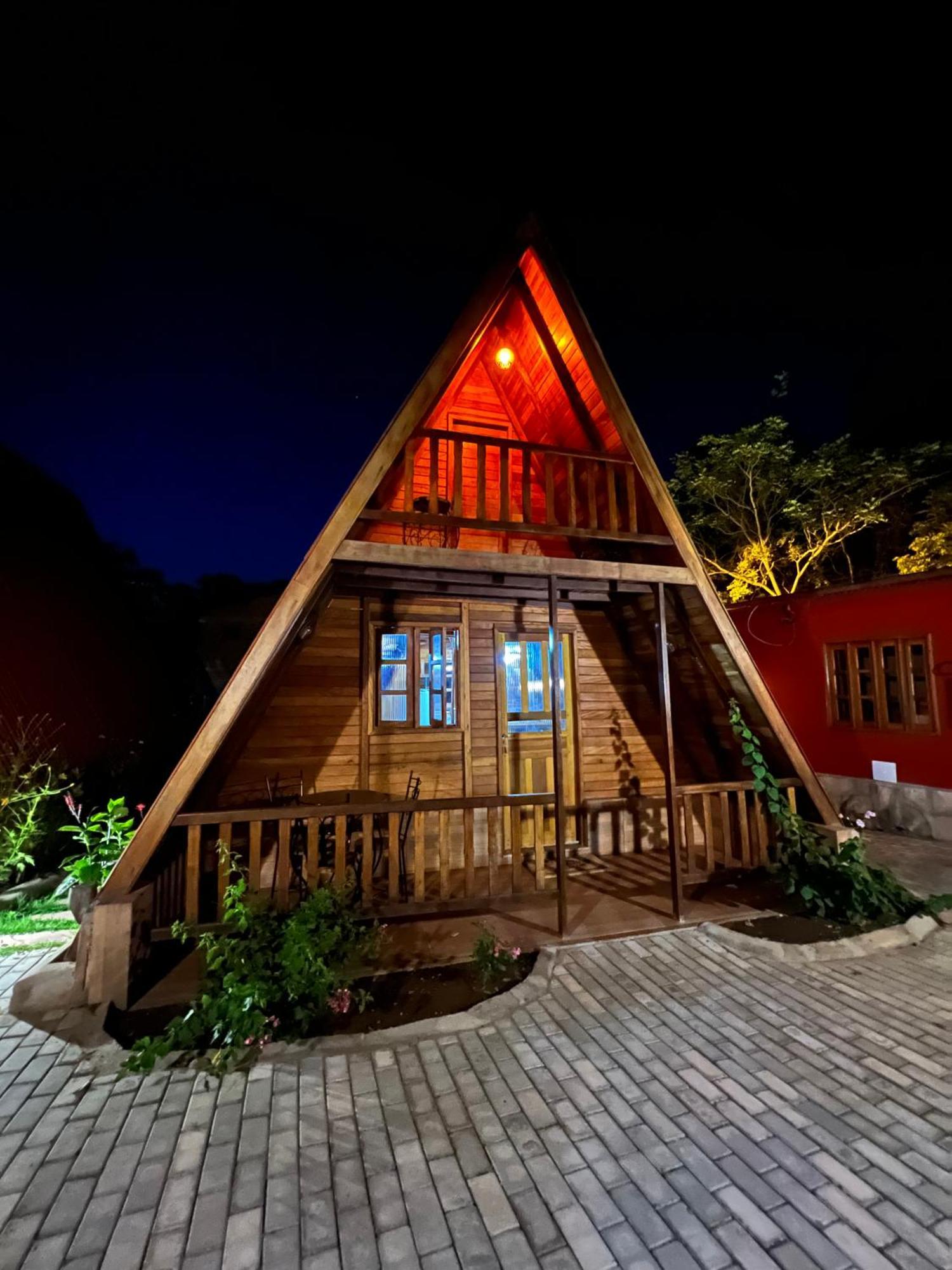 Lodge De *