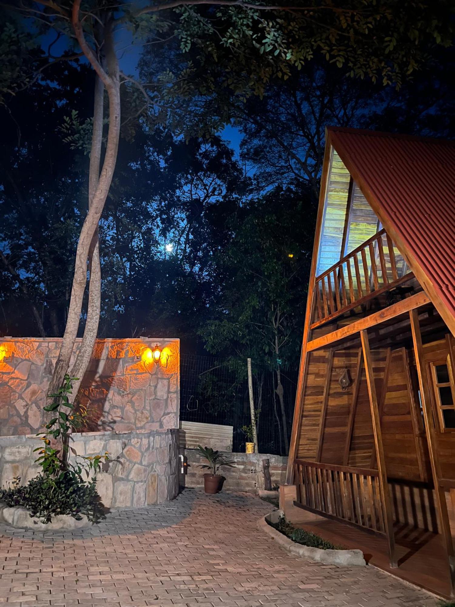 Lodge De *